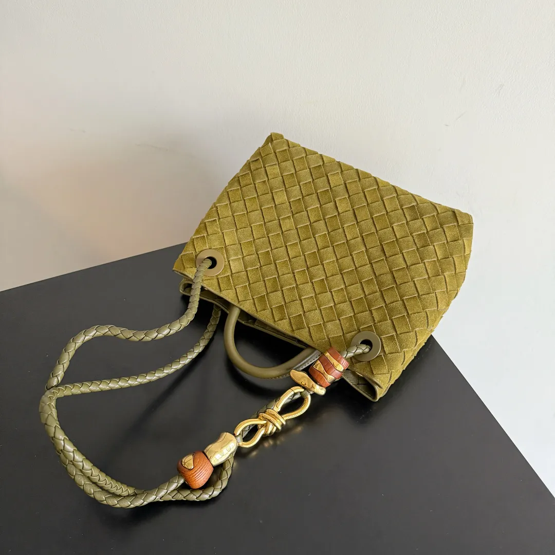 The new Andiamo batch of 3060 BV is shipped‼ ️The classic intercciato weaving process is used to create a soft bag, the metal knot is made of micro-cast aluminum using jewelry technology🪢, and the decorative beads are made of metal and hand-polished oak, allowing you to jump repeatedly between elegance and fun💃, making it unpredictable. Classic and versatile, it shows off your temperament, and the bag has a large capacity, making it very convenient for daily commuting! It has a variety of carrying methods, the shoulder straps can be adjusted by yourself, the original lambskin feels soft and delicate, and the unisex style breaks gender boundaries and brings a more practical and long-lasting use experience. The Andiamo, which has both elegant and casual styles, perfectly interprets the "fashionable old money style". Style number: 743568+wood hardware Color: suede olive oil green Size: 25*22*10.5cm